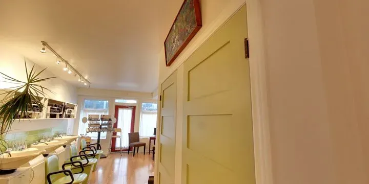 https://cdn.salonspotlight.com/photos/B3rHA7ZDicmoCdop0W7H/46b16b0f-8776-4858-bcd5-6b7f5181c024_720x720