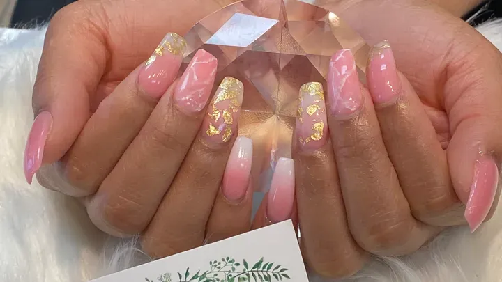 https://cdn.salonspotlight.com/photos/B7Bh4KZqW9fCeYoMttln/057e059a-1d0d-48c0-9c1a-12309d4dab95_720x720