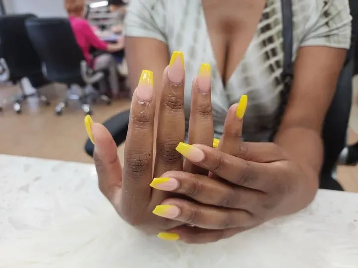 https://cdn.salonspotlight.com/photos/B7Bh4KZqW9fCeYoMttln/572765c6-a69e-439d-b476-3ef51994284d_720x720
