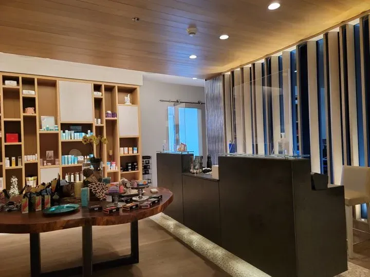 https://cdn.salonspotlight.com/photos/B7T5DJb0S6OoF6mYObzX/60c27593-dd35-4277-b740-2d9488a7baee_720x720
