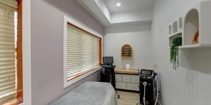 https://cdn.salonspotlight.com/photos/BAHGQH54lYCtOD8i2SJD/4595d8c2-0362-41fb-bac6-72bbc89d58d2_720x720