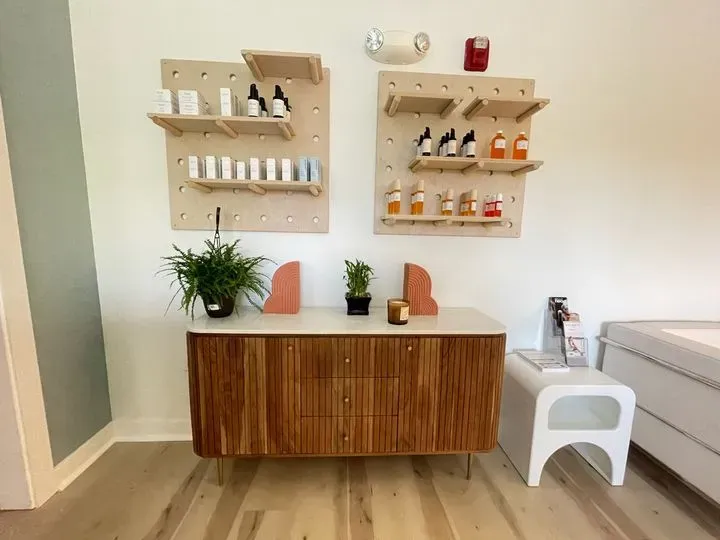 https://cdn.salonspotlight.com/photos/BAHGQH54lYCtOD8i2SJD/cc1918f6-644f-4eef-8d9c-911b36b23ffc_720x720