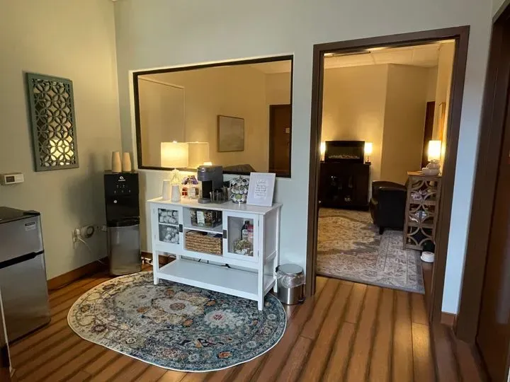 https://cdn.salonspotlight.com/photos/BBAGyZN94s8mpq1QxEWq/2a4e27a1-e997-4daf-b557-2943d9a27451_720x720