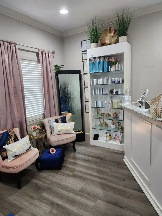 https://cdn.salonspotlight.com/photos/BBxFKJvGAehK9huFZnn5/9b278db3-ab77-45d8-9765-3e753c6053e5_720x720