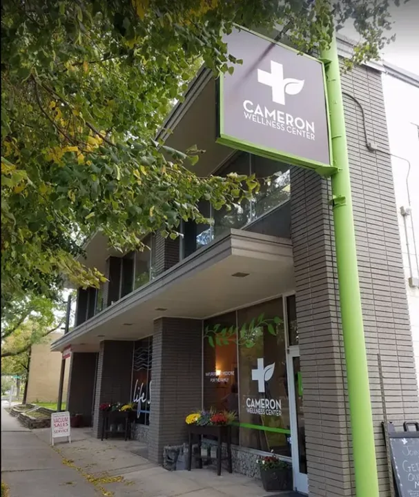 https://cdn.salonspotlight.com/photos/BCtSMEUYCeLZ12iK76jY/e13af8f7-cfc2-4d41-9fee-85670b37a2a3_720x720
