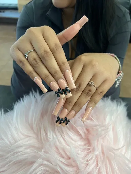 https://cdn.salonspotlight.com/photos/BD5x2ZRDWzi4idJr8D5f/db765446-3f68-44fe-9879-aa07ac6a19b2_720x720