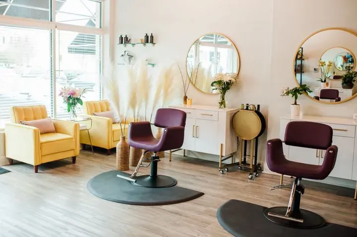 https://cdn.salonspotlight.com/photos/BE7YOxAMkAFp5KVxqPKF/fba9df5b-7aab-4930-85aa-67ce8701d664_720x720