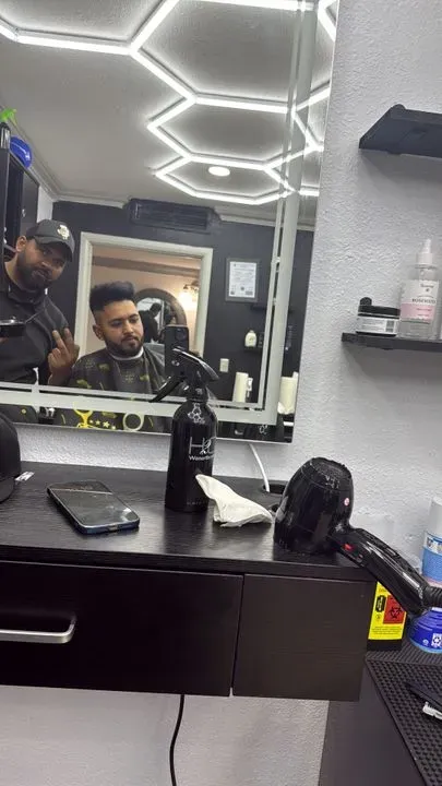 https://cdn.salonspotlight.com/photos/BE8ym6Ho50nkJDMWw95N/042930b8-d23c-4316-807d-39a86f296d7a_720x720