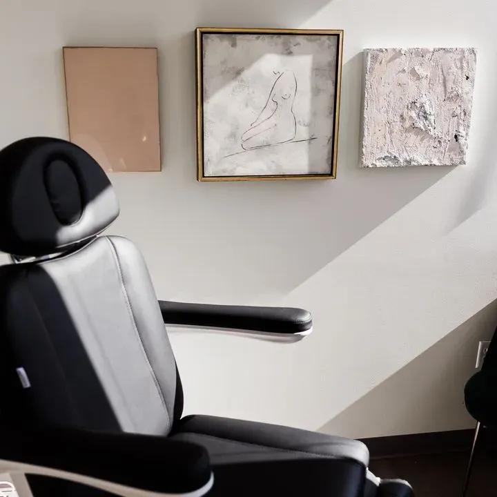 https://cdn.salonspotlight.com/photos/BGAIfTcElVdcGbCpV1bD/4e7e651f-859b-4f18-ad48-a9635a41a1d8_720x720
