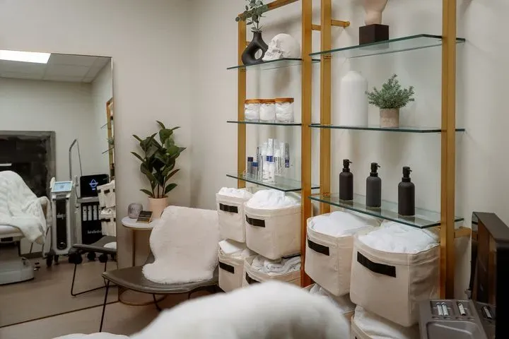 https://cdn.salonspotlight.com/photos/BGAIfTcElVdcGbCpV1bD/759e54ab-421f-4326-ae8c-f78a1799f79d_720x720
