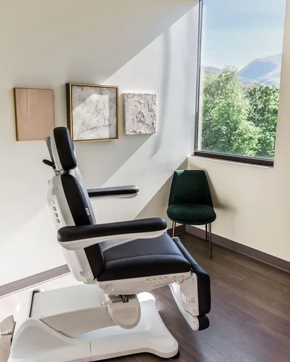https://cdn.salonspotlight.com/photos/BGAIfTcElVdcGbCpV1bD/b54b4a8e-97be-4ec1-84cc-5940de173149_720x720