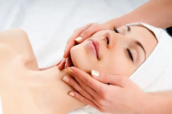 https://cdn.salonspotlight.com/photos/BGpbJ5A12KG5jfmkrWKE/c4febc08-3c45-4e06-85fd-9906cb7b6afb_720x720