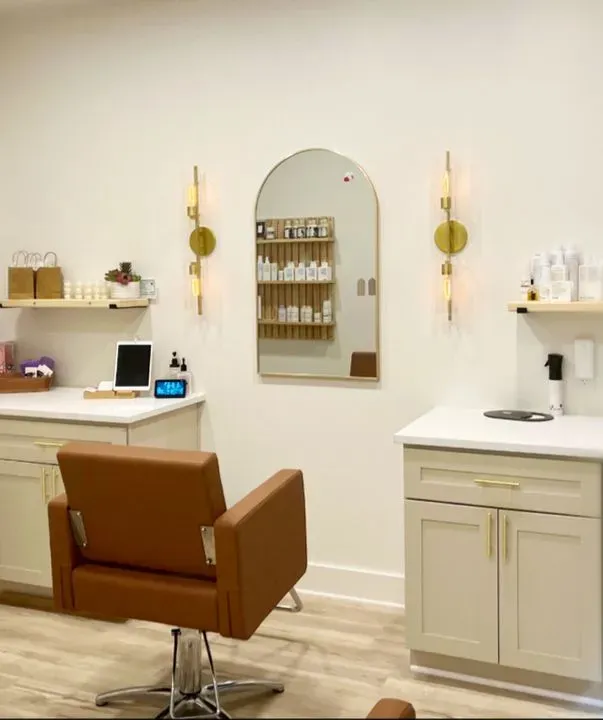 https://cdn.salonspotlight.com/photos/BI9JDJ7EBFaZHptZvS4Y/5a767899-f000-44be-b4e3-08860b51a210_720x720
