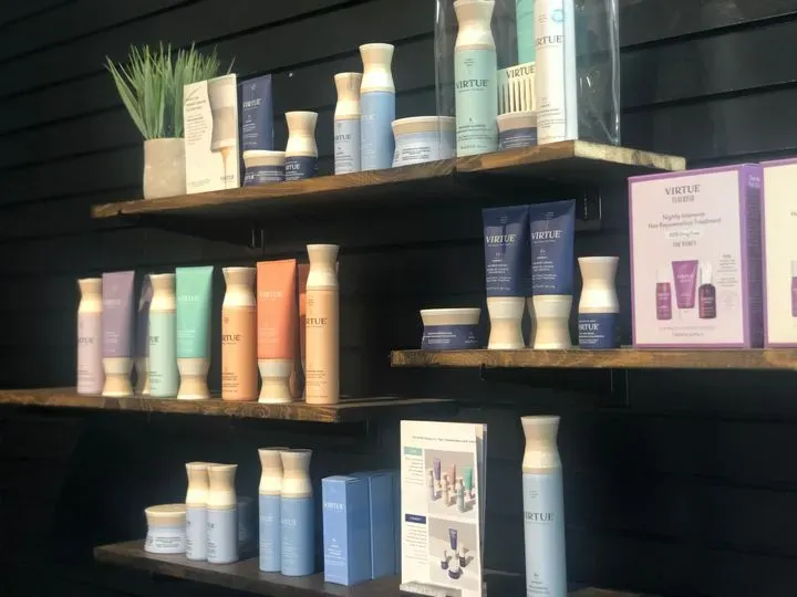 https://cdn.salonspotlight.com/photos/BI9JDJ7EBFaZHptZvS4Y/61b059c3-6397-4bd9-aae3-831a8092a620_720x720