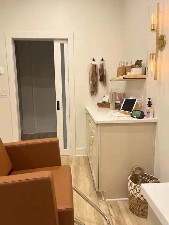 https://cdn.salonspotlight.com/photos/BI9JDJ7EBFaZHptZvS4Y/7e7eb17c-ec6a-402d-8cb4-623959294f0d_720x720