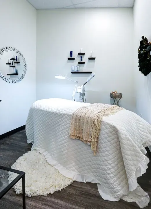 https://cdn.salonspotlight.com/photos/BJpxOlVW0dLQHAOyCzgD/683e38a6-c7ce-4506-9610-4e9b88bb87a7_720x720