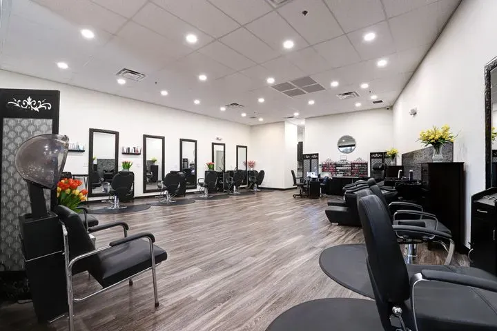 https://cdn.salonspotlight.com/photos/BJpxOlVW0dLQHAOyCzgD/8e1212da-37b1-410f-a71f-faac04c94a33_720x720
