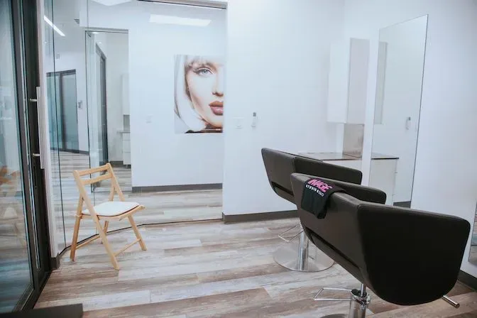 https://cdn.salonspotlight.com/photos/BLi23mfd6vetrs2p3Hck/1d7c10f3-e733-4fca-b124-ecd86a18f8bb_720x720