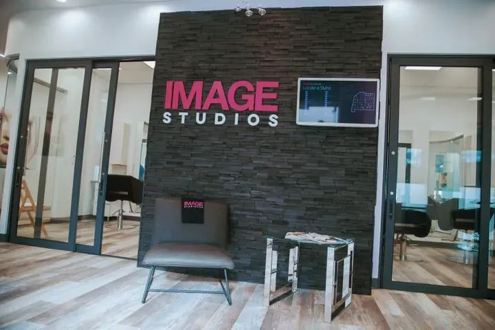 https://cdn.salonspotlight.com/photos/BLi23mfd6vetrs2p3Hck/aad6ff99-bd10-438f-b11f-7d033f676ed6_720x720