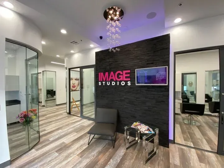 https://cdn.salonspotlight.com/photos/BLi23mfd6vetrs2p3Hck/feff1a5f-7959-4215-92aa-0476d8ea7373_720x720