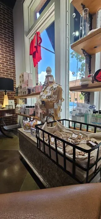https://cdn.salonspotlight.com/photos/BLsnmtKK7tPpegLrbszv/18705e3c-f628-420f-89c3-65a3fa744fc9_720x720