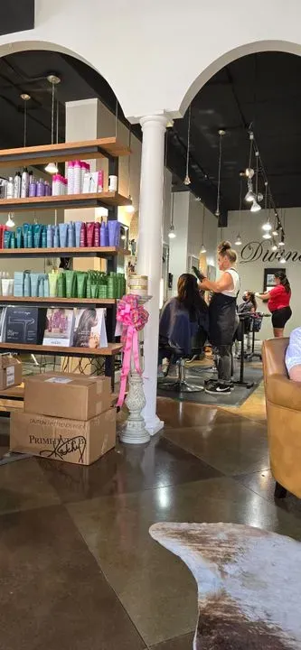 https://cdn.salonspotlight.com/photos/BLsnmtKK7tPpegLrbszv/268a9fb7-9ec0-45f9-8160-024c1d30a467_720x720