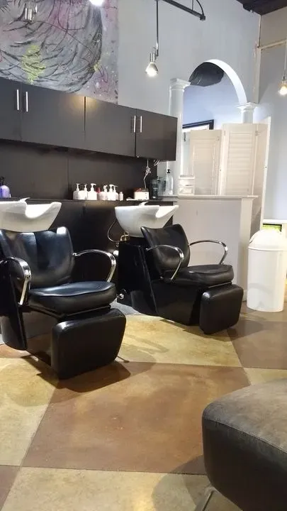 https://cdn.salonspotlight.com/photos/BLsnmtKK7tPpegLrbszv/7bf3214b-0a5e-46db-90ed-af4c8433e44a_720x720
