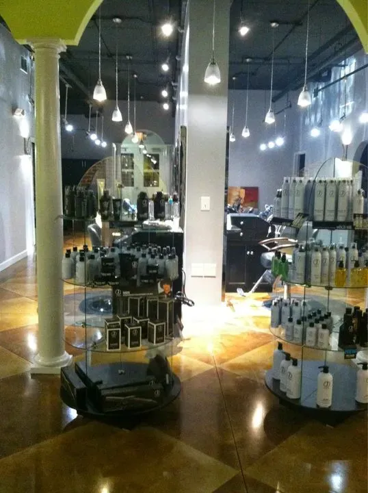https://cdn.salonspotlight.com/photos/BLsnmtKK7tPpegLrbszv/9b66ec32-9b14-421c-aa59-b91f255de271_720x720