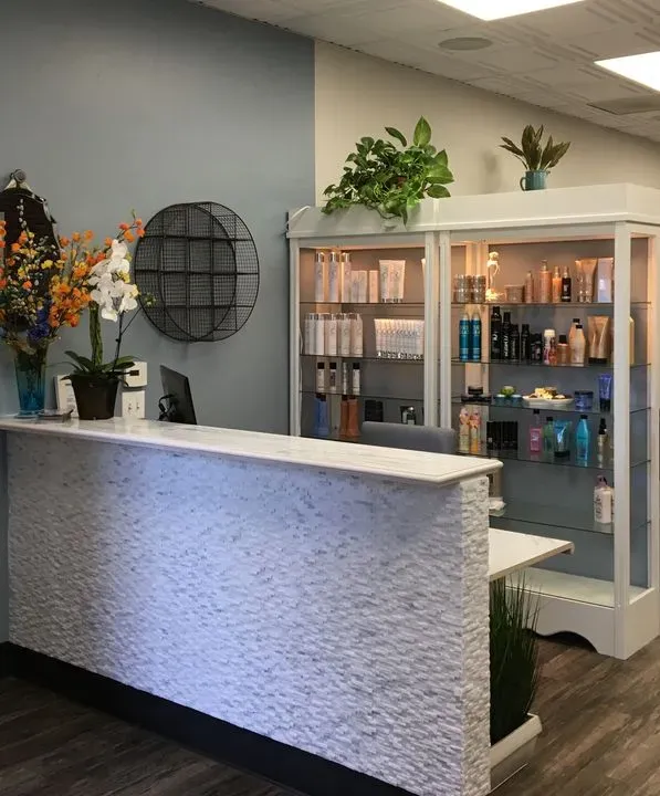 https://cdn.salonspotlight.com/photos/BNnqlrRpdCYIcPNalJSe/8bfcf1ba-bc9f-4723-8a0a-4b2926c09626_720x720
