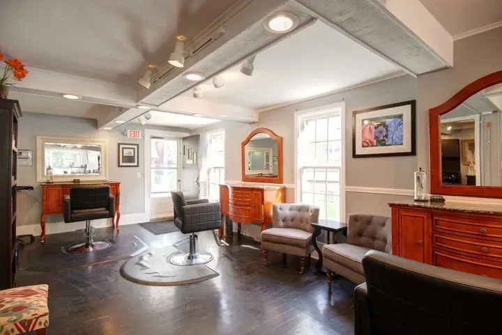 https://cdn.salonspotlight.com/photos/BSVP75itJMkTWZ4R9nWm/3bb70d4c-da8a-4a5a-8a2c-c1876986d8fb_720x720