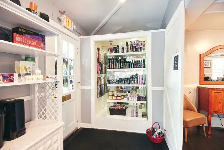 https://cdn.salonspotlight.com/photos/BSVP75itJMkTWZ4R9nWm/5b077daa-c32c-413f-9304-5efde4018dbb_720x720