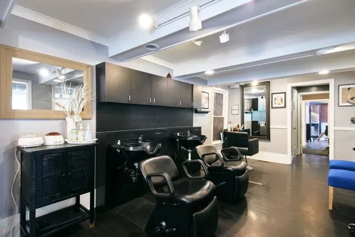 https://cdn.salonspotlight.com/photos/BSVP75itJMkTWZ4R9nWm/c785fe3d-55a0-486a-8a91-3ce151c04735_720x720
