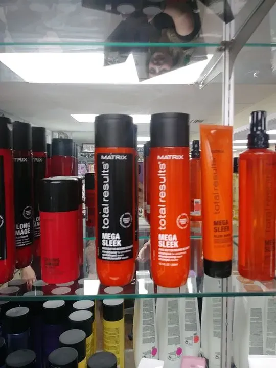 https://cdn.salonspotlight.com/photos/BSgm0wVUjOXDvDnOsu3c/342c8dd6-cdd2-4158-b7a3-68f741bcd2bf_720x720