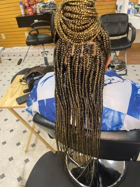 https://cdn.salonspotlight.com/photos/BTOJxQV0XM7L5JkX3r5l/24cdaafe-ecf8-4806-9e86-662c1f029fbc_720x720