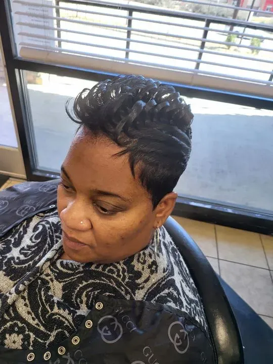 https://cdn.salonspotlight.com/photos/BTUXLstGao9eE4wHDl8x/95ff5ef4-3225-435e-a9a9-b6d478e00226_720x720