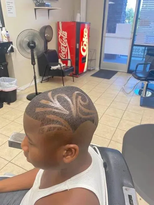 https://cdn.salonspotlight.com/photos/BTUXLstGao9eE4wHDl8x/aefbdf4c-f13a-4eac-9d7e-1a1c5f27d9fd_720x720