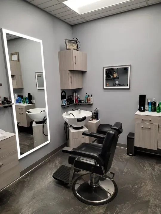 https://cdn.salonspotlight.com/photos/BWMPGUTJhTehczfrdjKB/ab754d8e-60d6-498e-b1bc-13e7dc99861d_720x720
