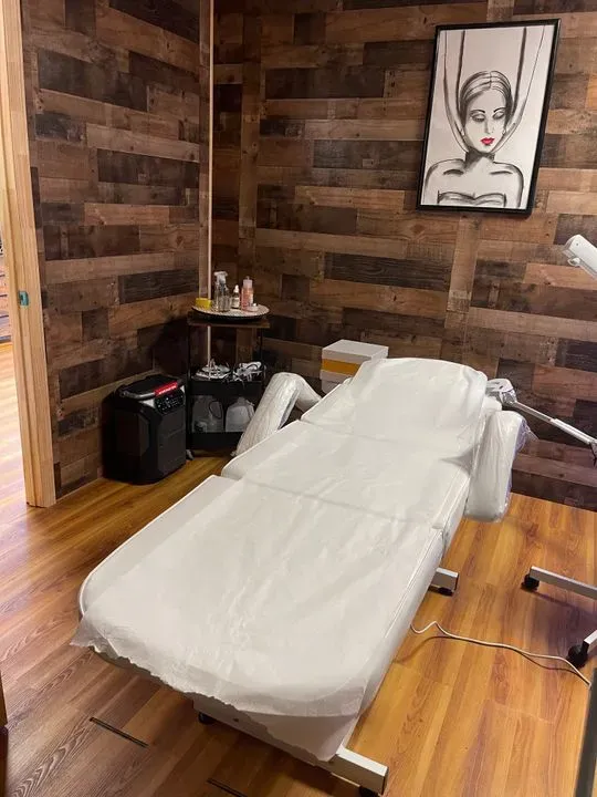https://cdn.salonspotlight.com/photos/BYaAYhb52lRuXuAkTtD8/03350ef6-0a29-4f42-aadd-5a6a561ef93c_720x720