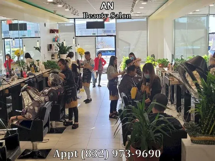 https://cdn.salonspotlight.com/photos/BYbrJssytiOR0ogy4K40/dc17bb2d-ef85-4c12-a167-db2894e0c035_720x720