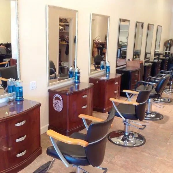 https://cdn.salonspotlight.com/photos/BZQdDR8E8XpMLbePXpVT/264a4c68-f2f6-4602-a966-e85077752c3a_720x720