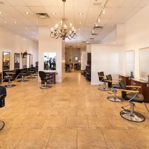 https://cdn.salonspotlight.com/photos/BZQdDR8E8XpMLbePXpVT/4ae042ba-7982-42c2-8af5-bf0866a03090_720x720