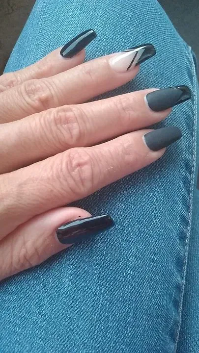 https://cdn.salonspotlight.com/photos/BbzcrcUrx4JxeGHLKCZI/3c7fe832-3509-4658-84ea-bf537879399d_720x720