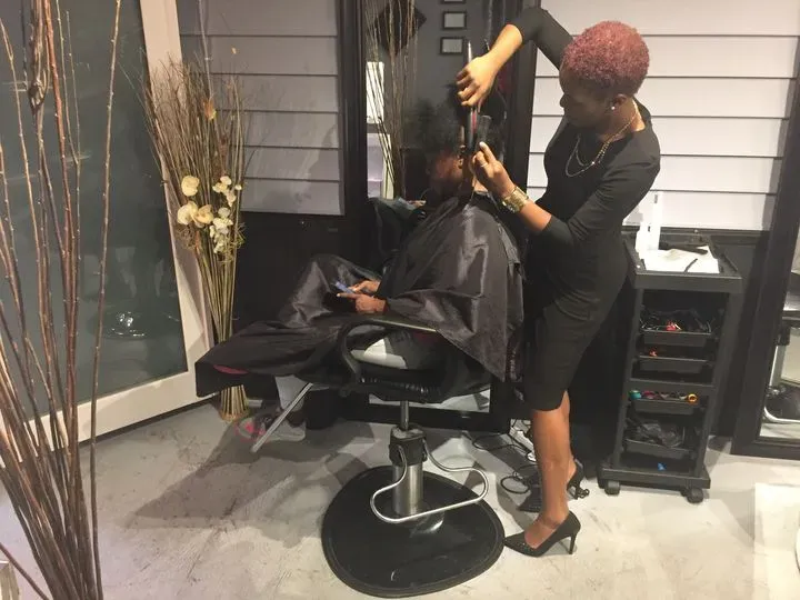 https://cdn.salonspotlight.com/photos/BeGpwiL6VlOzRsThR8uv/3dfd357c-f5c2-4eb1-a19d-558f36db6bf4_720x720