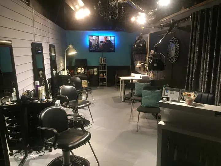 https://cdn.salonspotlight.com/photos/BeGpwiL6VlOzRsThR8uv/4d4f1bea-5766-4369-bd50-f267b6efec1f_720x720
