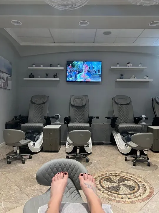 https://cdn.salonspotlight.com/photos/BeewsrIMmf6NHTdPKRO8/c04c132a-e1ed-484a-a2c5-bbf90d0c2e5d_720x720