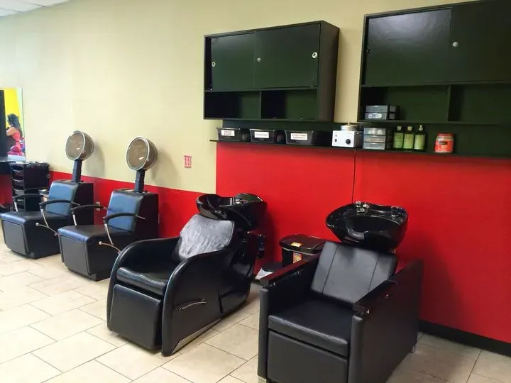 https://cdn.salonspotlight.com/photos/BiVLnWBNN6vW7BiaVSTy/c83d49b1-502e-41ce-91c8-5d25f28ef7f8_720x720