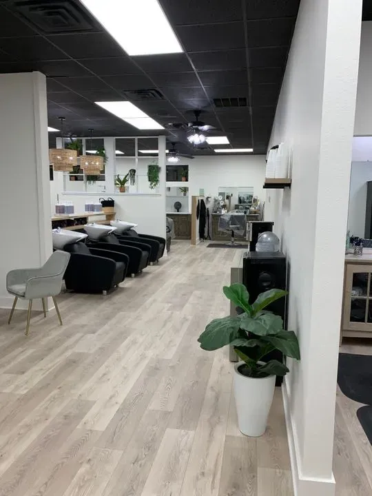 https://cdn.salonspotlight.com/photos/BjtEOMeJDR7mcA6bRZpA/e9cda08f-faac-4894-b6b0-c73c86343514_720x720