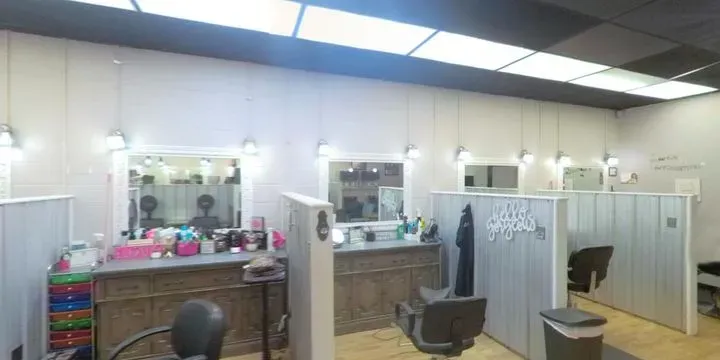 https://cdn.salonspotlight.com/photos/BjtEOMeJDR7mcA6bRZpA/f786a06a-3dae-4ec9-abe4-ac3554e675e4_720x720