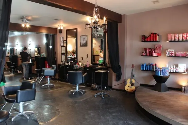 https://cdn.salonspotlight.com/photos/BmAgzx3RTPPg5h41QXeN/67e3a409-4956-4d72-a0ca-c4b715149ba5_720x720