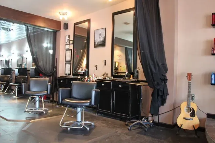 https://cdn.salonspotlight.com/photos/BmAgzx3RTPPg5h41QXeN/7f30da55-867b-4af1-b810-202d8076041e_720x720